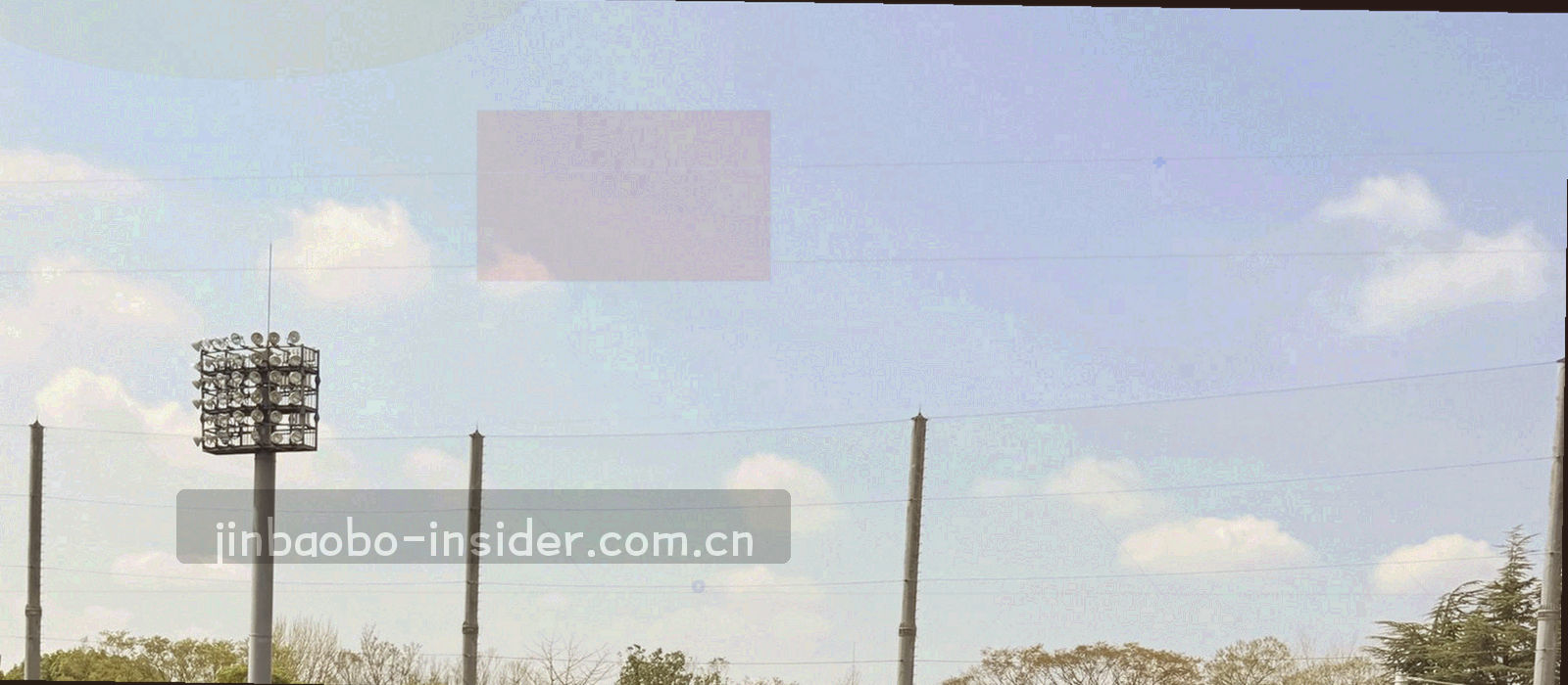 旧手册纸页的纤维纹理，边缘留有金属压印痕迹